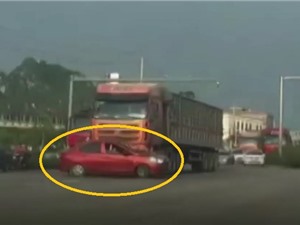 Clip: Cắt ngang đầu xe tải, ôtô bị kéo lê trên đường