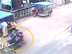 Clip: Phóng tốc độ, xe máy gây tai nạn thương tâm cho bé gái