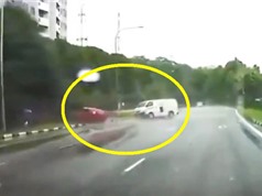 Clip: Taxi gây tai nạn vì tài xế chạy ẩu