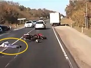 Clip: Vượt ẩu xe đi trước, người lái xe mô tô tử nạn