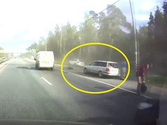 Clip: Xe Porsche Cayenne gây tai nạn vì tài xế chạy ẩu