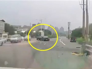 Clip: Xe Mazda 3 gây tai nạn kinh hoàng vì tài xế vượt ẩu