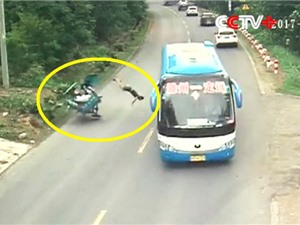 Clip: Xe khách tông xe 3 bánh khiến 1 người chết, 1 người bị thương
