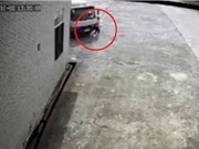 Clip: Đang đi bộ trong sân công ty, nữ công nhân bị xe tải cán chết tại Hải Phòng