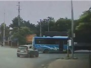 CLIP HOT NGÀY 7/10: Taxi nát đầu khi tông vào Lamborghini, xe tải kéo lê xe khách