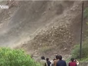 Clip: Lở đất như thác lũ lấp kín 100 mét quốc lộ ở Trung Quốc