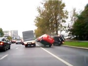 Clip: Tài xế chạy ẩu gây tai nạn nghiêm trọng