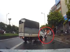 Clip: Xe tải mất lái, gây tai nạn cho xe máy tại Hà Nội