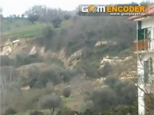 Clip: Sạt cả quả đồi kinh hoàng ở Maierato, Italy