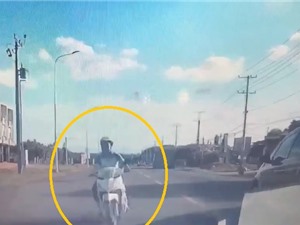 Clip: Vượt ẩu, ôtô tông người đi xe máy văng lên nắp capô ở Đồng Nai