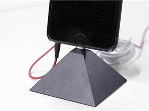 Great Droid Pyramid Dock - phụ kiện hữu ích cho iPhone, iPad