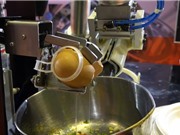 Clip: Robot chiên trứng, pha cà phê vừa ra mắt ở Việt Nam