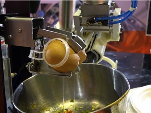 Clip: Robot chiên trứng, pha cà phê vừa ra mắt ở Việt Nam