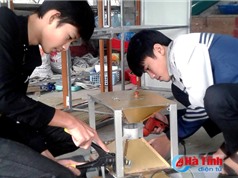 2 học sinh Hà Tĩnh sáng chế máy phân phối thức ăn cho thủy sản từ phế liệu