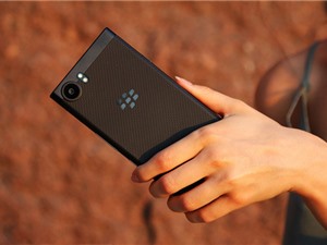 Cận cảnh BlackBerry KeyOne Black Edition vừa lên kệ tại Việt Nam