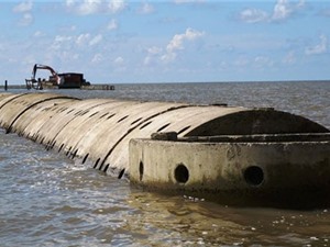 Mô hình đê trụ rỗng ngăn sạt lở ven biển phát huy hiệu quả ở Cà Mau