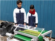 Hai học sinh chế tạo máy cắt rau mầm tự động