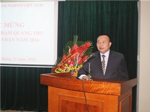 GS.TS. Phạm Quang Thu: Ở tuổi 60, TS Nghĩa vẫn "leo fan", ngắm hoa