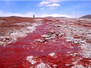 Giải mã bí ẩn hồ nước có màu đỏ như máu ở Chile
