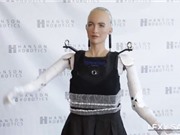 Nữ robot giống người nhất đi những bước đầu tiên