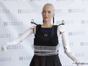Nữ robot giống người nhất đi những bước đầu tiên