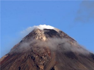 Núi lửa Mayon có thể phun trào nguy hiểm trong vài ngày tới