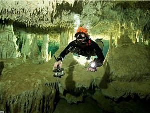 Choáng ngợp với vẻ đẹp của hang động chìm dưới nước lớn nhất thế giới