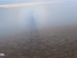 'Bóng ma' phát sáng đi giữa những đám mây ở Pháp