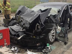 Xe Tesla gây tai nạn, đâm vào đuôi xe cứu hỏa khi đang dừng đèn đỏ