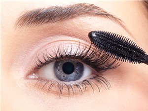 Không tẩy trang mascara đúng cách có thể dẫn đến mù lòa