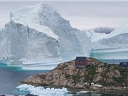 Núi băng trôi khổng lồ 11 triệu tấn cao vượt ngôi làng nhỏ ở Greenland