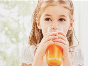 Trẻ nhỏ uống  quá nhiều nước ép trái cây sẽ có hại