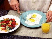 Ăn sáng muộn hơn, ăn tối sớm hơn có thể giúp giảm cân