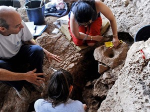 Phát hiện “nhà máy bia cổ nhất thế giới” ở hang động tại Israel