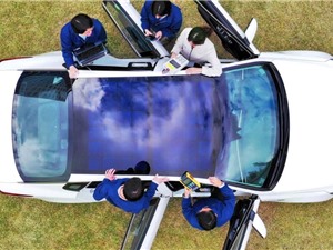 Viễn cảnh xe hơi có nóc lợp pin mặt trời