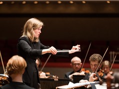 Deutsche Grammophon lần đầu ký hợp đồng với nhạc trưởng nữ