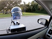 [Video] Robot cảnh sát tấp xe vào lề đường
