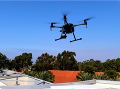 Drone né tránh chướng ngại vật tài tình 