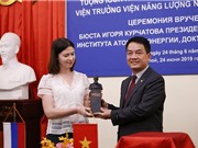 TS Trần Chí Thành được trao tượng Viện sỹ Igor Kurchatov cho những đóng góp trong khoa học hạt nhân