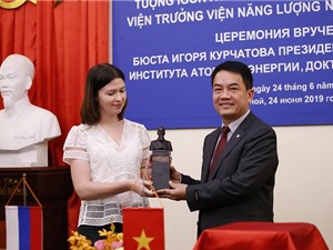 TS Trần Chí Thành được trao tượng Viện sỹ Igor Kurchatov cho những đóng góp trong khoa học hạt nhân