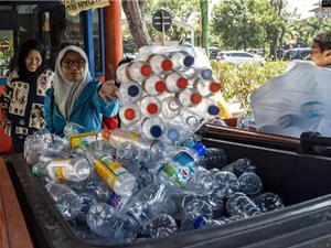 Dùng rác thải nhựa đổi vé xe buýt ở Indonesia