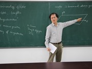 Giáo sư Đàm Thanh Sơn giảng bài về hiệu ứng Hall lượng tử phân số ở trường Đại học Phenikaa