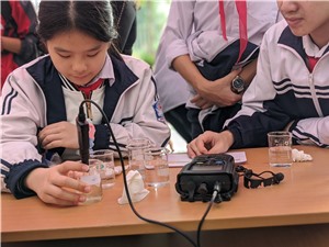 Học sinh tìm hiểu về ô nhiễm và rác thải cùng nhà khoa học