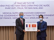 Trao quà Việt Nam gửi tặng các nước châu Âu trong COVID-19