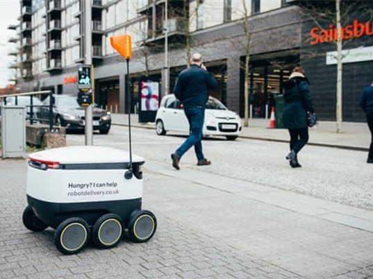 Robot giao hàng phục vụ người dân bị phong tỏa do Covid-19