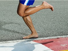 Chạy bằng giày làm chân yếu đi, nhưng chạy chân trần có phải là giải pháp?