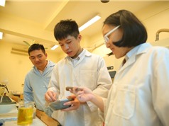 Hai học sinh lớp 8 ứng dụng vật liệu nano TiO2 để xử lý nước thải hộ gia đình