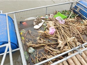 Thiết bị thu gom rác trên sông Hồng