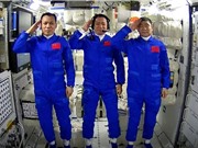 Trung Quốc đưa ba phi hành gia lên trạm vũ trụ mới
