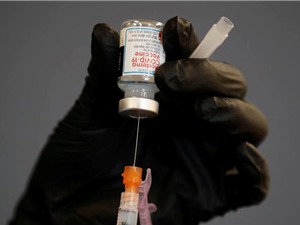 Mỹ bổ sung cảnh báo về chứng viêm cơ tim với vắc xin mRNA, cổ phiếu Pfizer và Moderna tụt dốc